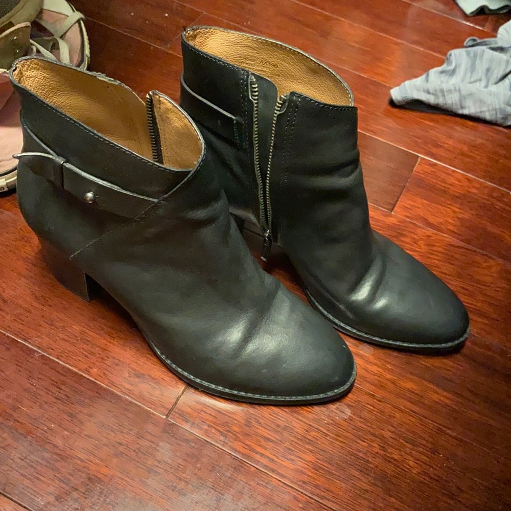 Madewell Chelsea boot with detail